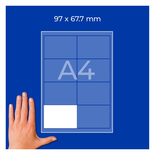 Рука рядом с диаграммой листа A4 с сеткой и размерами на синем фоне?