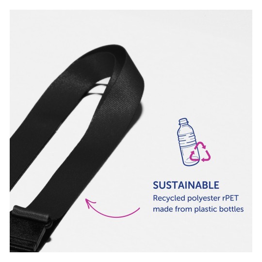 Изображение содержит черный ремешок с надписью 'SUSTAINABLE', изготовленный из переработанного полиэстера rPET, включая иллюстрацию пластиковой бутылки и стрелки переработки. Оно подчеркивает экологические преимущества повторного использования пластика.