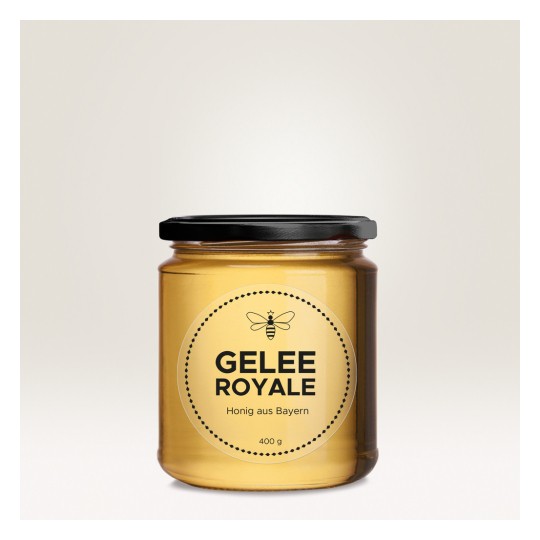 Изображение показывает банку Gelee Royale, пчелиного продукта, с этикеткой, на которой указано, что это мед из Баварии. Банка прозрачная с черной крышкой и содержит 400 грамм.