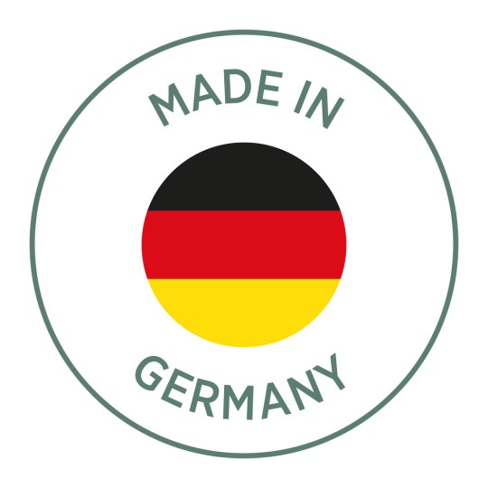 Изображение содержит круглый логотип с текстом «MADE IN» над круглым флагом, представляющим Германию. Флаг имеет горизонтальные полосы черного, красного и желтого цветов.