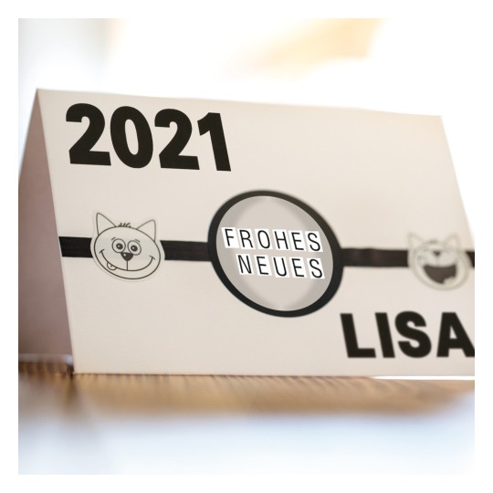 Изображение показывает открытку с указанием года 2021, текстом "FROHES NEUES" и именем "LISA". По обе стороны от центрального текста находятся мультяшные изображения котов.