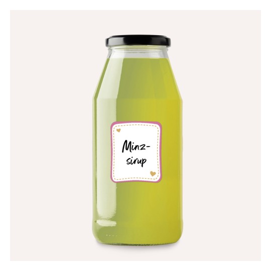 Бутылка мятного сиропа с этикеткой «Minz-sirup». Сироп имеет зеленоватый оттенок.