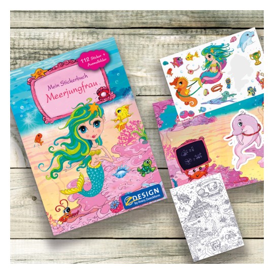Изображение демонстрирует красочную книгу наклеек под названием 'Mein Stickerbuch Meerjungfrau', на которой изображены русалка и различные морские существа, а также листы с наклейками и раскраска. Дизайн яркий и ориентирован на детей.