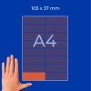 Рука рядом с листом в клетку формата A4 с надписью «105 × 37 мм» на синем фоне?