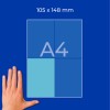 Рука рядом с контурной схемой страницы формата A4 с надписью «105 × 148 мм» на синем фоне?