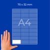 Рука рядом с листом формата A4 с сеткой и одной белой ячейкой этикетки, текст «70 × 32 мм» сверху?