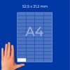 Рука рядом с листом в клетку формата A4 с размерами 52,5 × 21,2 мм на синем фоне?