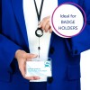 Изображение показывает человека в синем костюме, держащего держатель для бейджа с именной табличкой. Бейдж прикреплен к выдвижной катушке с надписью «Avery», с текстом «Идеально для держателей бейджей» в круговой графике в правом верхнем углу.