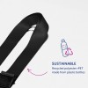 Изображение содержит черный ремешок с надписью 'SUSTAINABLE', изготовленный из переработанного полиэстера rPET, включая иллюстрацию пластиковой бутылки и стрелки переработки. Оно подчеркивает экологические преимущества повторного использования пластика.