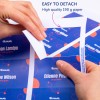 Изображение показывает руки, отделяющие секцию от высококачественной напечатанной бумаги, на которой указаны имена и роли. На фоне яркий дизайн с синими и красными элементами.