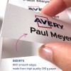 На изображении рука держит карточку с именем «Paul Meyer» и логотипом «Avery». Также виден текст: «ВСТАВКИ с гладкими краями, изготовленные из высококачественной бумаги 190 г».