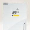 Изображение показывает дверь с табличкой, на которой написано «MEETING RAUM III», рядом с желтой полосой и логотипом «Avery Zweckform».