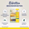 Изображение показывает упаковку для прозрачных адресных этикеток Avery Zweckform. Оно подчеркивает такие особенности, как легкое оформление с помощью онлайн-инструмента, углеродную нейтральность и простое удаление QuickPEEL. Указано, что продукт создан в Германии.
