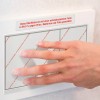Изображение показывает руку, прикасающуюся к поверхности с наклейкой, указывающей на то, что она защищена от вирусов, бактерий и грибков с помощью антимикробного покрытия, подчеркивая его эффективность.