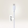 На изображении изображен белый зарядный кабель с разъемом Lightning, с биркой, на которой написано 'LAPTOP', прикрепленной к кабелю.