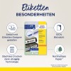 Изображение демонстрирует упаковку продукта для этикеток Avery Zweckform, подчеркивая такие особенности, как легкое проектирование с помощью конструктора этикеток, технология ultra grip для беспроблемной печати и устойчивую бумагу, полученную из ответственно управляемых лесов.