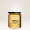 Изображение показывает банку Gelee Royale, пчелиного продукта, с этикеткой, на которой указано, что это мед из Баварии. Банка прозрачная с черной крышкой и содержит 400 грамм.