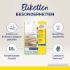 Изображение показывает брошюру с описанием продукта Avery Zweckform прозрачные этикетки для отправки, в которой подчеркиваются такие особенности, как лёгкость дизайна с помощью их конструктора этикеток, углеродная нейтральность, помощь QuickPEEL для лёгкого снятия и то, что они произведены в Германии.