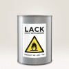 Изображение показывает металлическую банку с этикеткой, на которой написано «LACK LEICHT ENTFLAMMBAR», что указывает на содержащееся в ней легковоспламеняющееся вещество. На этикетке также виден предупредительный символ огня.
