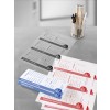 Изображение показывает меню для кофейни, с различными категориями, включая холодные напитки, горячие напитки и выпечку, разложенные на столе. На заднем плане также виден держатель с ручками и карандашами.