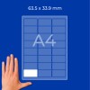 Рука рядом с листом формата A4 с сеткой 3×10 из закруглённых этикеток и текстом с размерами?