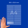 Лист этикеток формата A4 с этикетками размером 99,1 × 33,9 мм и рукой для масштаба на синем фоне?