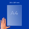 Рука рядом с контурным листом формата A4 с надписью «210 × 297 мм» на синем фоне?