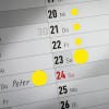 Изображение показывает макет календаря на неделю с выделенными датами. 24-е отмечено красным цветом и рядом написано имя "Пётр". Другие даты имеют желтые круги, указывающие на примечательные события или напоминания.