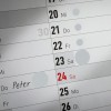 Изображение показывает календарь с пронумерованными днями и отмеченными мероприятиями. 24-е число выделено красным и включает имя «Питер».