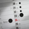 Календарная страница с датами, на 24-е написано "Питер". Несколько других дат отмечены черными кружками.