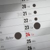 Изображение показывает страницу календаря с выделенными датами, включая надпись «Питер» на 24-м. Дни недели отображены на немецком языке.