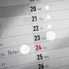 Изображение демонстрирует календарь с датами с 17-го по 30-е. Примечательно, что имя "Петр" написано от руки рядом с датой 24, которая выделена красным и отмечена как воскресенье.