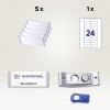 Изображение содержит 5 прозрачных держателей для бейджей, 1 бейдж с именем "Сара Барон" и логотипом "UNIVERSAL", стол с номером "24" и синюю вставку для держателя бейджа.