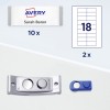 Изображение отображает этикетку для продукции Avery, включая название и количество, а также два других предмета, вероятно, связанные с инструментами для маркировки, включая металлический предмет и синий инструмент.
