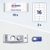 Изображение показывает бейдж с логотипом Avery, на котором указано имя "Сара Барон". В комплект входят десять бейджей и два листа наклеек с шестнадцатью ячейками для наклеек.