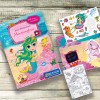 Изображение демонстрирует красочную книгу наклеек под названием 'Mein Stickerbuch Meerjungfrau', на которой изображены русалка и различные морские существа, а также листы с наклейками и раскраска. Дизайн яркий и ориентирован на детей.